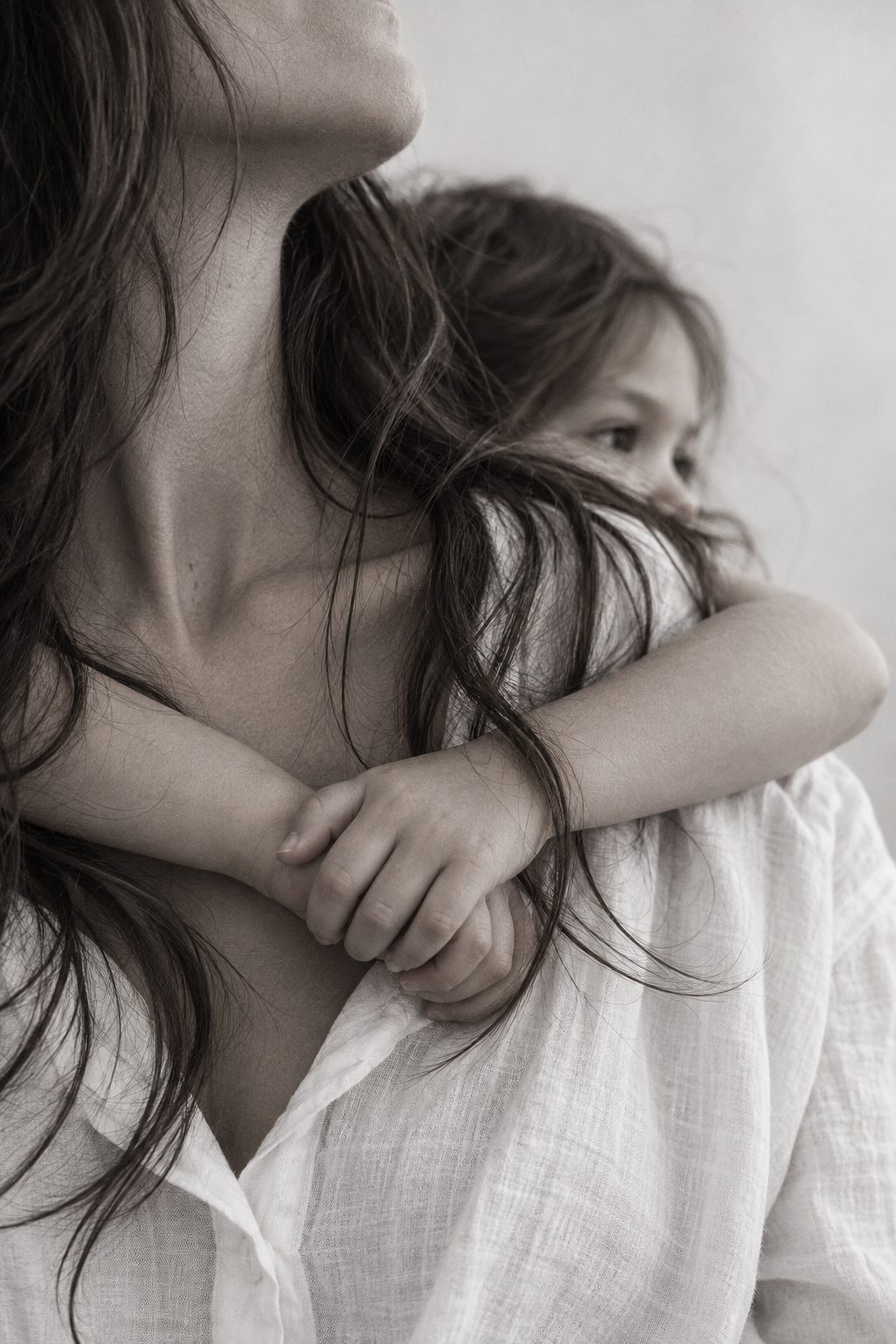 Madre abrazando a su hijo